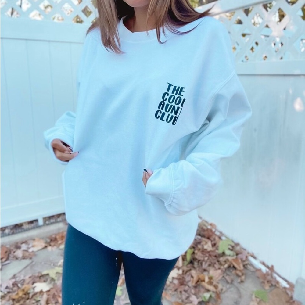 🤍shop.summersweethearts NJ based customs “Cool Aunt Club” crewneck in medium🤍